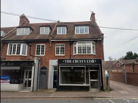 BEAUTIFULLY PRESENTED FOUR BEDROOM MAISONETTE