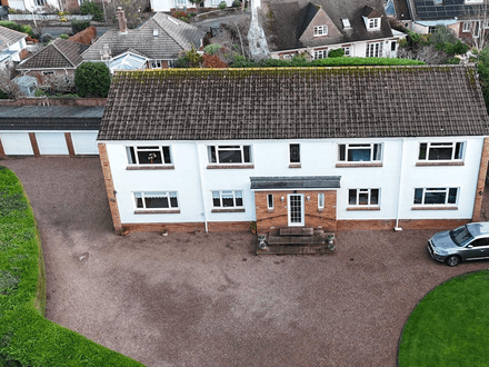 VACANT WELL PRESENTED LEASEHOLD FLAT 