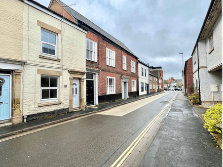 SPACIOUS TERRACED HOUSE FOR MODERNISATION