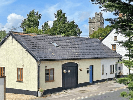 THREE-BEDROOM END TERRACE CHARACTER COTTAGE