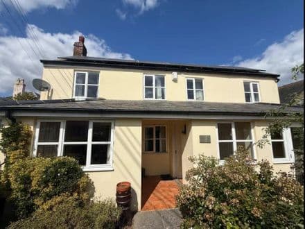 THREE-BEDROOM HOUSE WITH GARAGE AND GARDENS